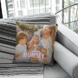 Almofada Foto Personalizada Fofo Fofo SOMMY Gift<br><div class="desc">Travesseiro de Foto Personalizada Moderna com o texto 'Não há ninguém como MUMY' com uma combinação de script e tipografia sans e um coração bonito. Personalize com o(s) nome(s) de quem é. Este travesseiro funcionaria para (avô, mãe, pai, irmã etc.). Um presente de manutenção de precioso para os familiares. A...</div>