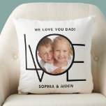 Almofada Foto personalizada que amamos seu Dia de os pais d<br><div class="desc">Este Pai We Love You Photo Travesseiro é decorado com a palavra LOVE em tipografia negra em fundo branco. Facilmente personalizável com sua foto e seu nome. Faz um presente de Dia de os pais excelente.</div>