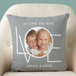 Almofada Foto Personalizada Que Amo Você Cinza Dia de os pa<br><div class="desc">Este Travesseiro de Fotografia do We Love You Pai é decorado com a palavra LOVE em tipografia branca em fundo de cinza na moda. Facilmente personalizável com sua foto e seu nome. Faz um presente de Dia de os pais excelente.</div>