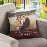 Almofada Foto Simples do Script Modern Home - Sangria Verme<br><div class="desc">"Este lugar que chamamos de lar" - se aproxime do sentimento neste travesseiro moderno! Este design de fotografia simples e moderno apresenta a sua fotografia favorita sobre a caligrafia dos roteiros com a tipografia minimalista a ler ESTE LUGAR QUE CHAMAMOS DE CASA. Presente de lar excelente depois de se mudar...</div>