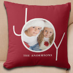 Almofada Foto vermelha de Natal personalizada<br><div class="desc">Este festivo Travesseiro de Foto de Natal é decorado com a palavra JOY em uma tipografia branca moderna,  em fundo vermelho-burlando. Faz um presente de manutenção do excelente. Facilmente personalizável com sua foto e seu nome.</div>