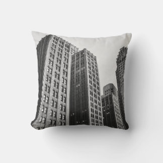 ALMOFADA FOTOGRAFIA DE GRAYSCALE BAIXA DO EDIFÍCIO DE ALTO