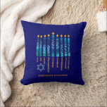 Almofada Fruta HANUKKAH do Espírito<br><div class="desc">Na moda HANUKKAH Fruta do travesseiro decorativo Espírito com TEXTO PERSONALIZÁVEL, especialmente desenhado com as velas de Chanucá e a nove vezes fruta do Espírito da fé cristã: amor, alegria, paz, longo sofrimento, bondade, fidelidade, autocontrole. No canto inferior esquerdo está uma estrela simples de David. Personalize seu texto adicionando seu...</div>