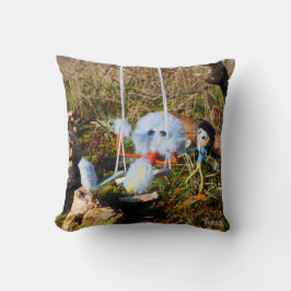 Almofada Fubby monster op de schommel.