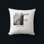 Almofada Fugimos casados recém-casados adicionar foto nome<br><div class="desc">Design para casal amor</div>