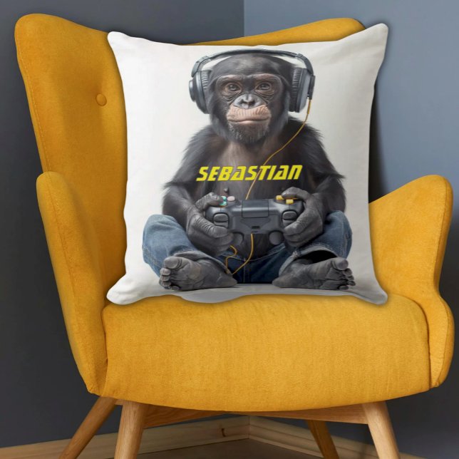 Almofada Gamer Chimp personalizado para crianças (Funny Gamer Chimp Monkey playing video games and wearing headphones on white pillow. )