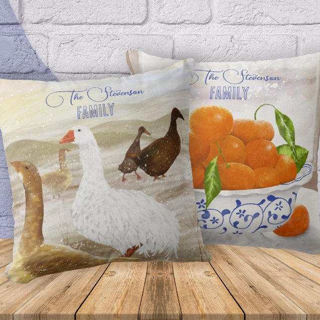 Almofada Gansos de fazenda, Laranjas de inverno, Travesseir (personalized throw pillow with family name in script. Farmhouse theme, winter oranges, wild geese)