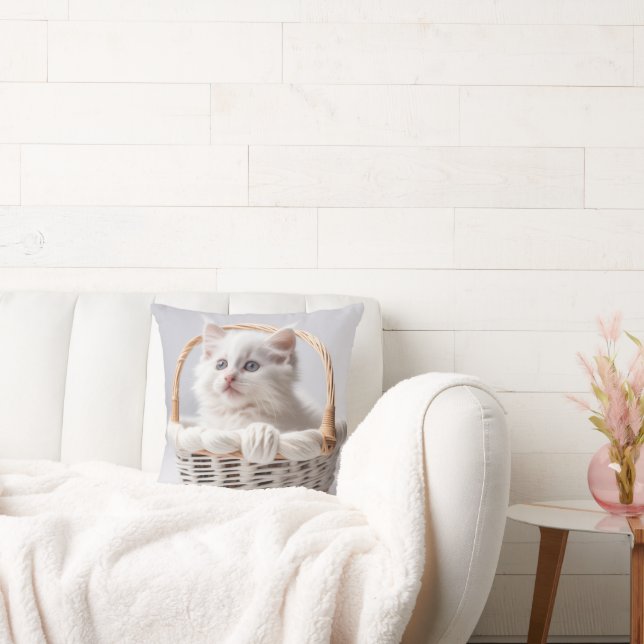 Almofada Gatinho branco em uma cesta (Sofá)