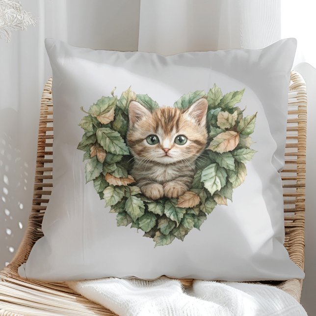 Almofada Gatinho Cardíaco Woodland - Queda (Woodland Heart Kitty - Cozy Fall Throw Pillow in a sunny boho rattan chair.)