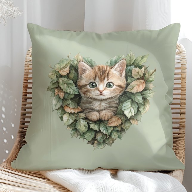 Almofada Gatinho Cardíaco Woodland - Queda (Woodland Heart Kitty - Cozy Fall Throw Pillow in a sunny boho rattan chair.)
