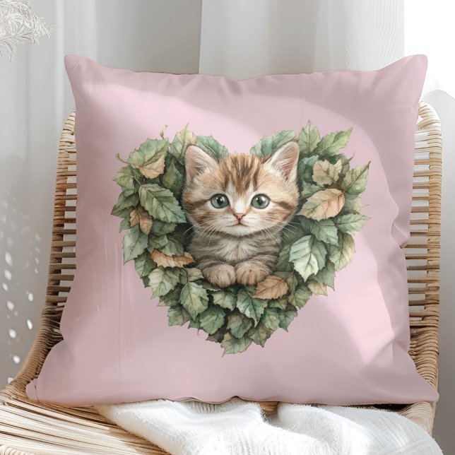 Almofada Gatinho Cardíaco Woodland - Queda (Woodland Heart Kitty - Cozy Fall Throw Pillow in a sunny boho rattan chair.)
