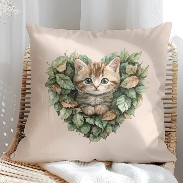 Almofada Gatinho Cardíaco Woodland - Queda (Woodland Heart Kitty - Cozy Fall Throw Pillow in a sunny boho rattan chair.)