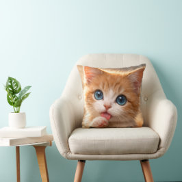 Almofada Gatinho de Olhos Azuis Lambendo a Pata