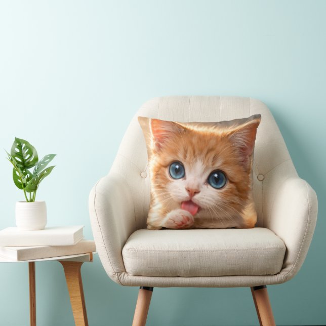 Almofada Gatinho de Olhos Azuis Lambendo a Pata (Cadeira)