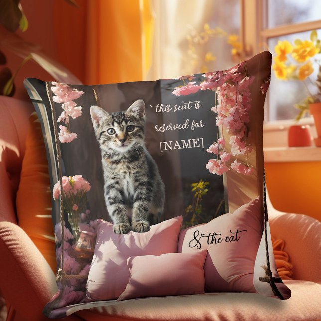 Almofada Gatinho doce e engraçado rosa (A funny romantic pillow featuring a kitty on a pink swing bench with flowers - Valentine's Day)