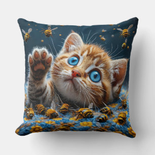 Almofada Gatinho Fofo Interagindo com Abelhas