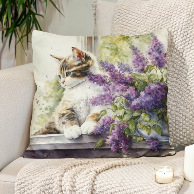 Almofada Gatinho Gato Lavanda Flores Janela Luz Solar  (Pillow with the watercolor painting of a cat and a vase of lavender flowers. )
