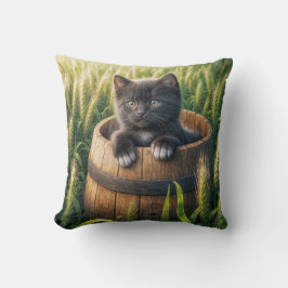 Almofada Gatinho giro em um barril de madeira