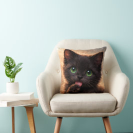 Almofada Gatinho preto de olhos verdes lambendo a pata