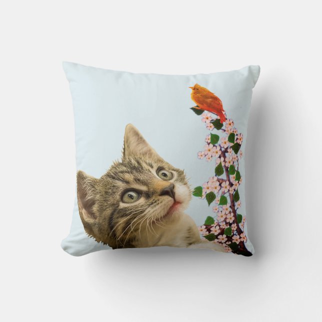 Almofada Gato Atigrado Fofo e Passarinho no Azul Claro (Frente)