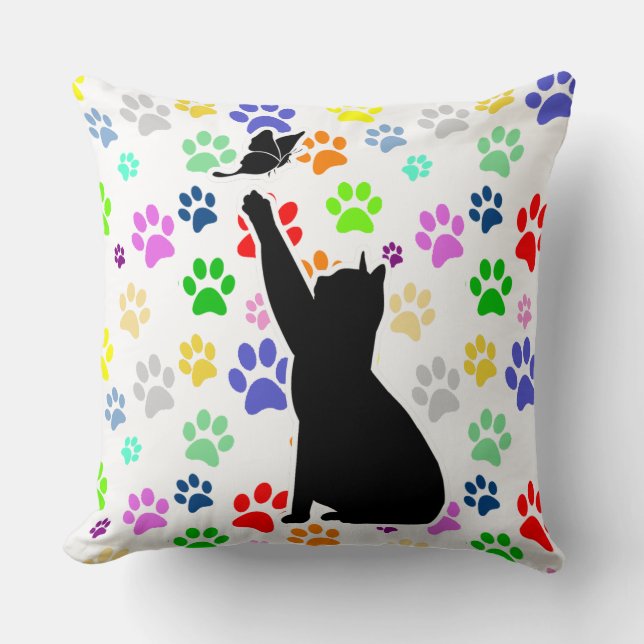 Almofada Gato Bonito Perseguindo uma borboleta Em um Padrão (Frente)