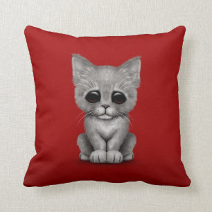 Almofada Gato cinzento bonito triste do gatinho no vermelho