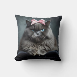 Almofada Gato Desaprovador: Gato Cinza Fofo com Laço Rosa.