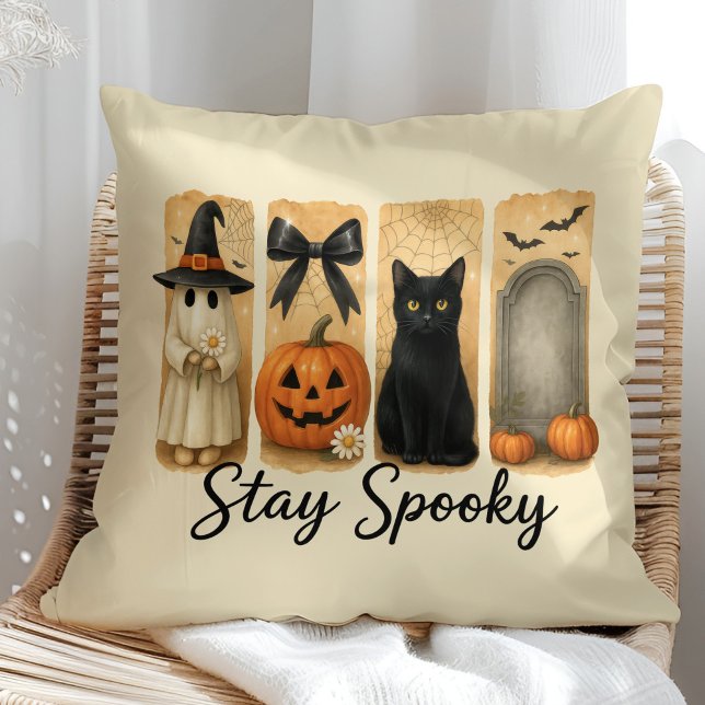 Almofada Gato do Cachorro de Bruxas do Halloween ("Stay Spooky" Halloween Brush Stroke Cat Throw Pillow on a sunny boho rattan chair.)