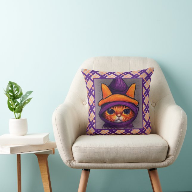 Almofada Gato Laranja com Desenho de Chapéu de Bruxa Roxo (Cadeira)