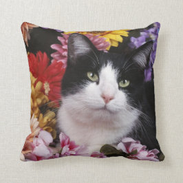 Almofada Gato Negro e Branco sobre Flores