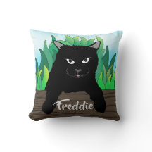 Gato preto na cerca com grama verde, fundo sólido