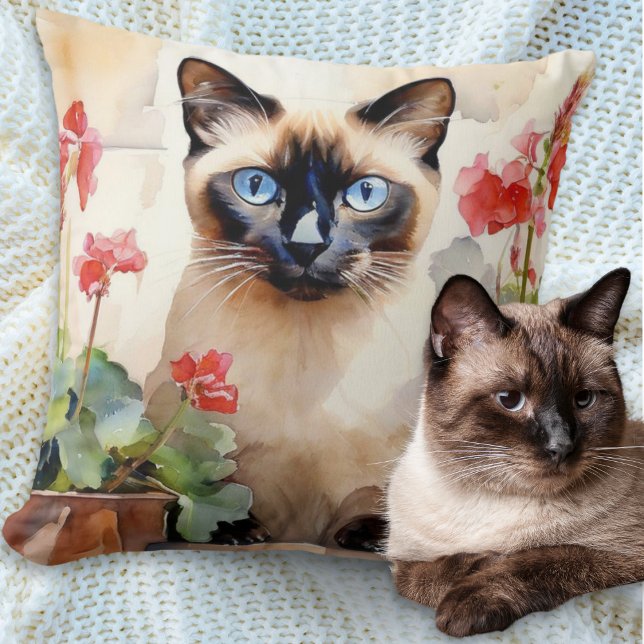Almofada Gato Siamês de Aquarela com Flores de Gerânio Verm (A pillow cushion with illustration of a Siamese cat with red geraniums in a watercolor style)