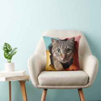 Almofada Gato Tabby Jovial Espiando Através de Papel Rasgad