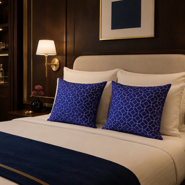 Almofada Geométrica Azul Real (Royal blue geometric throw pillow adding elegant boutique hotel style to modern interiors.)