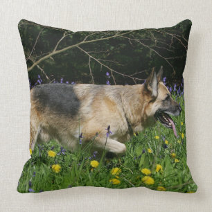 Almofada German shepherd em flores amarelas