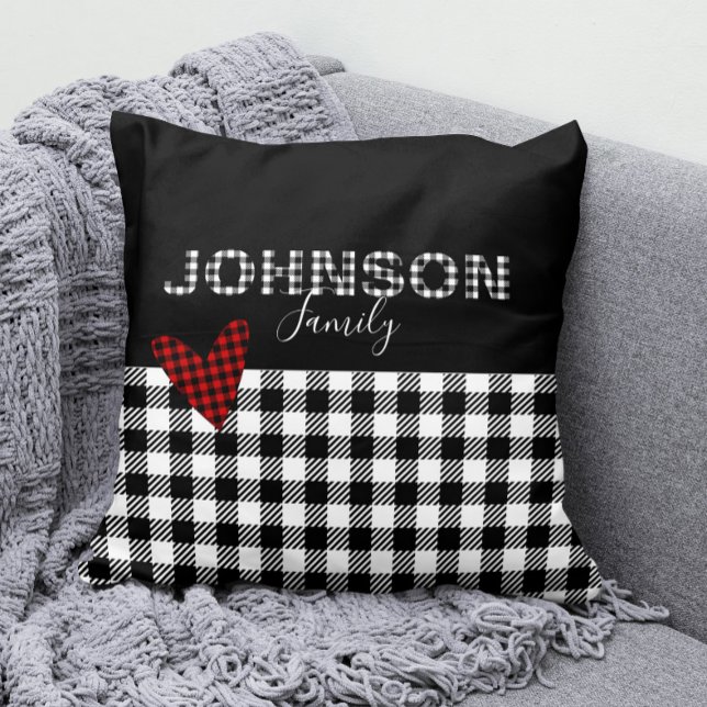 Almofada Gingham Personalizado Cheque de Buffalo Branco e P (Family Name Black and White Buffalo Check Pillow with Red Gingham Heart)