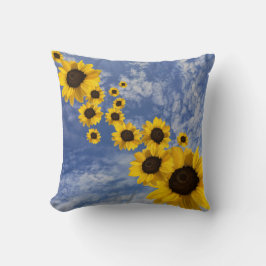 Almofada Girassóis realistas soprando no céu Cornish