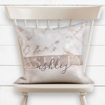 Almofada Girly Blush Marble Rosa com Nome de Script Dourado<br><div class="desc">Uma moda, design cinza, com textura falsa de rosa dourado e de shimmer, personalizada com o nome da menina duas vezes sobre uma falso faixa de rosa de ouro escovada: primeiro em elegante todo o texto do boné, depois, em uma tipografia moderna, escrita à mão. Um design bonito, com certeza...</div>