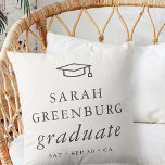 Almofada Graduação Chic Simples Mínima Moderna do formando<br><div class="desc">Design é composto por tipografia serif em um fundo simples. Disponível aqui: http://www.zazzle.com/store/selectpartysupplies</div>