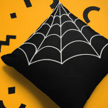 Almofada Gráfico da teia aranha preto e branco<br><div class="desc">Adicione um pouco de assustador à sua decoração com este travesseiro decorativo. O travesseiro preto tem uma ilustração teia em uma névoa ou uma casca branca.</div>