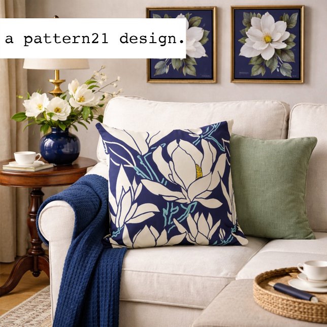 Almofada gráfico de magnólia em padrão índigo (Navy magnolia botanicals bring timeless Southern garden charm to elegant living spaces.)