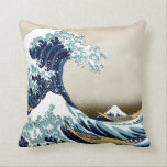 Almofada Grande onda restaurada fora de Kanagawa por<br><div class="desc">A grande onda fora de Kanagawa (ura do nami de Kanagawa-oki do 神奈川沖浪裏? , "sob uma onda fora de Kanagawa"), igualmente conhecido como a grande onda ou simplesmente a onda, é um impressão do woodblock pelo artista japonês Hokusai do ukiyo-e. Foi publicado algum dia entre 1829 e 1833 [1] no...</div>