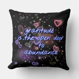 Almofada gratidão é porta aberta à abundância