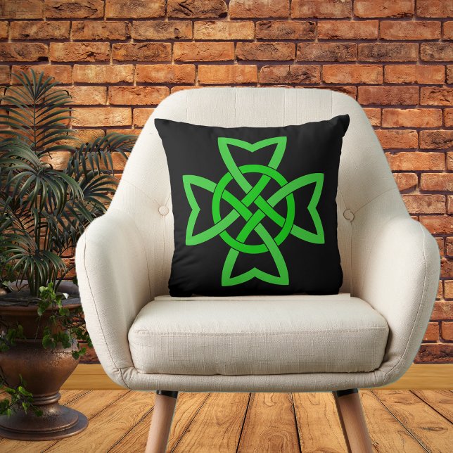 Almofada Green Celtic Knot irlandês (Vibrant green Irish Celtic Knot on black decorative pillow.)