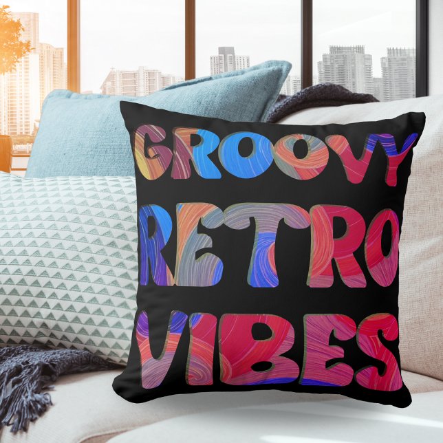 Almofada Groovy Retro Vibes Hippie Texto Multicolorido Pret (A cool throw pillow with 'Groovy retro vibes' in vibrant multicolored letters)