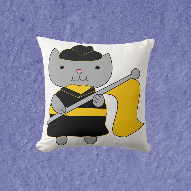 Almofada Guarda de Cores Cinza Gato Preto e Amarelo Dourado (A throw pillow featuring a gray cat wearing a black and yellow gold color guard uniform.)