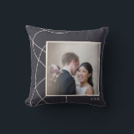 Almofada Guarda-Saída de Foto de Casamento Personalizado<br><div class="desc">Comemore seu dia especial com este travesseiro personalizado de fotos de casamento, com um design de arte de na moda que enquadra sua memória favorita. Perfeito para mostrar um apreciado casamento ou foto de noivado, este travesseiro elegante adiciona um toque de romance a qualquer lugar. Personalize-o com sua data de...</div>