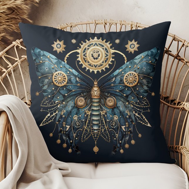 Almofada Guardião do Luar – Travesseiro Celestial de Witchm (Moonlight Guardian – Celestial Witchmas Pillow in a boho rattan armchair.)