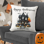 Almofada Halloween da Casa Assombrada<br><div class="desc">Adicione um toque lúdico e aconchegante à sua decoração de Halloween com este travesseiro divertido e festivo. Apresentando um simples design preto e branco, o travesseiro apresenta uma casa assombrada com sotaques laranja de uma árvore assustadora, abóboras e jack-o-lanternas. Fantasmas bonitos e detalhes de morcego completam o olhar caprichoso, junto...</div>