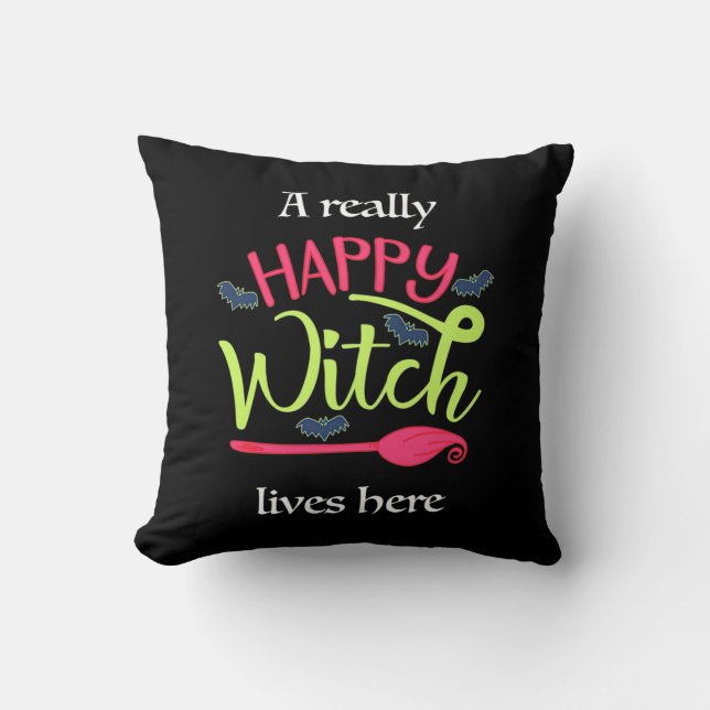 Almofada Halloween Gift | Uma Bruxa Realmente Feliz Vive Aq (Frente)